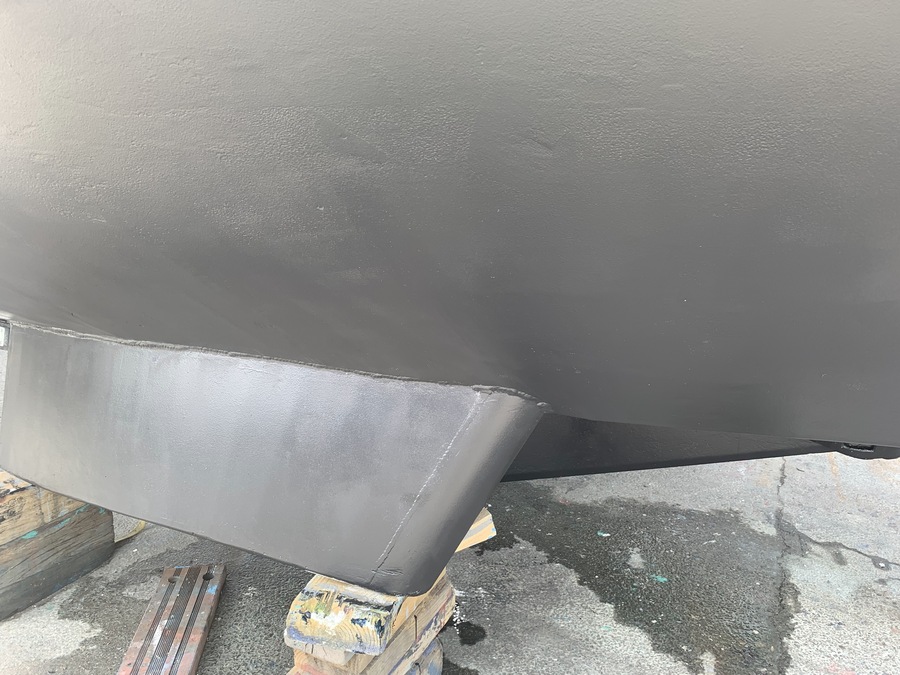 Aileron tribord après les 7 couches de peinture