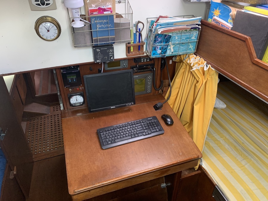 La table à carte et la grande couchette arrière