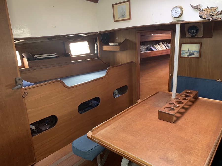 Le carré et la couchette babord